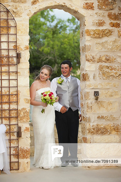 USA  Texas  Bride and groom with bridal bouquet  smiling
