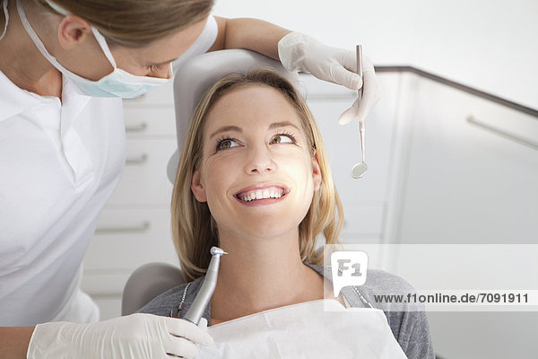 Deutschland  Junge Frau lässt ihre Zähne vom Zahnarzt untersuchen