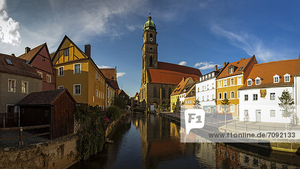 Deutschland  Bayern  Amberg  Blick auf die Altstadt und die Martinskirche am Fluss Vils
