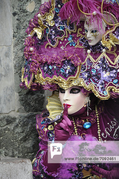 Frau mit venezianischer Maske und Kostüm