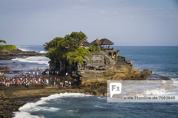 Indonesien  Bali  Touristen im Tanah Lot Tempel