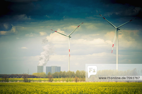 Deutschland  Sachsen  Windkraftanlage mit Kohlekraftwerk im Windpark