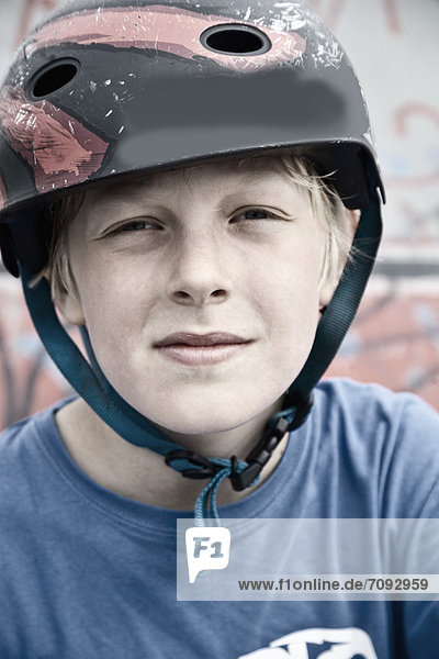 Frankreich  Junge mit Helm  Nahaufnahme