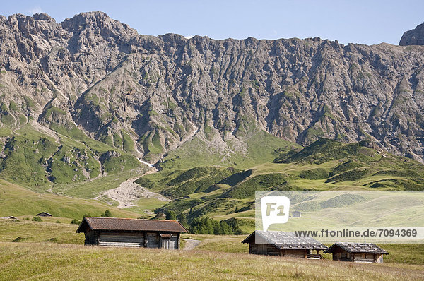 Italien  Blick auf die Seiser Alm  Almen und Almhütten  Roterdspitz im Hintergrund bei Südtirol