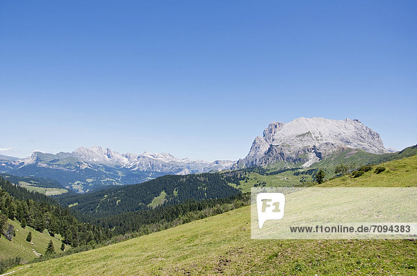 Italien  Blick auf Langkofel  Plattkofel und Dolomiten bei Südtirol