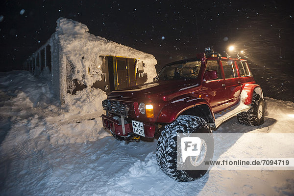 Super Jeep vor der zugeschneiten und zugefrorenen GrÌmsvötn Hütte  Schneesturm  Hochland  Island  Europa