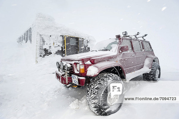 Super Jeep vor der zugeschneiten und zugefrorenen GrÌmsvötn Hütte  Hochland  Island  Europa