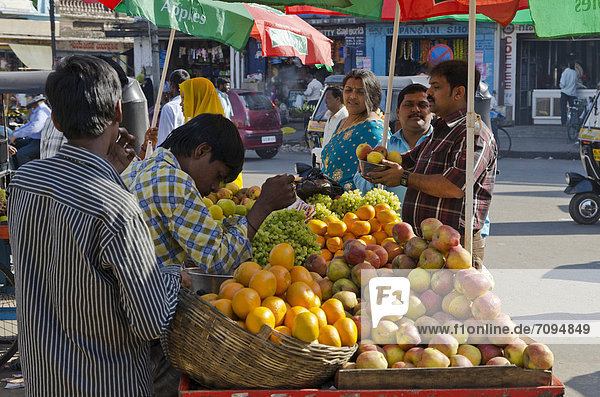 Obst und Gemüse zum Verkauf auf einem Market in Mysore  Indien  Asien