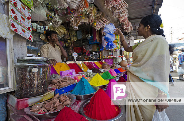 Gehäuftes Farbpulver zum Verkauf auf einem Markt in Mysore  Indien  Asien