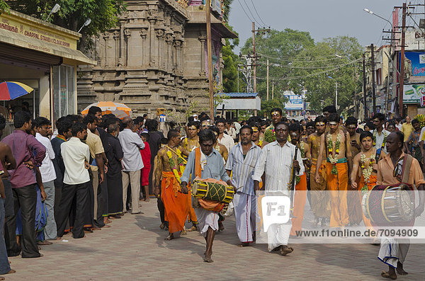 Pilgrims walking around the outer wall of the Menakshi-Sundareshwara Temple in Madurai  India  Asia