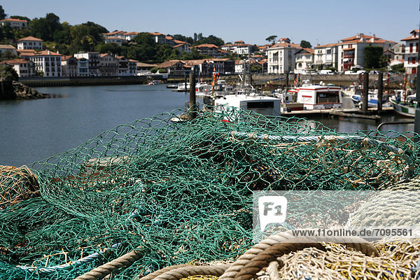 Fischernetze und Fischereihafen von Saint-Jean-de-Luz  baskisch: Donibane Lohizune  Pyrenäen  Region Aquitanien  DÈpartement PyrÈnÈes-Atlantiques  Frankreich  Europa