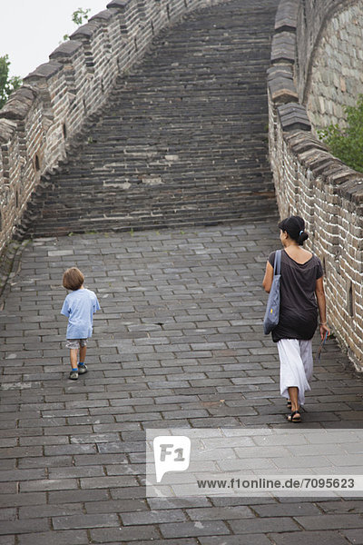 China  Mutter und Sohn gehen auf der Großen Mauer von China
