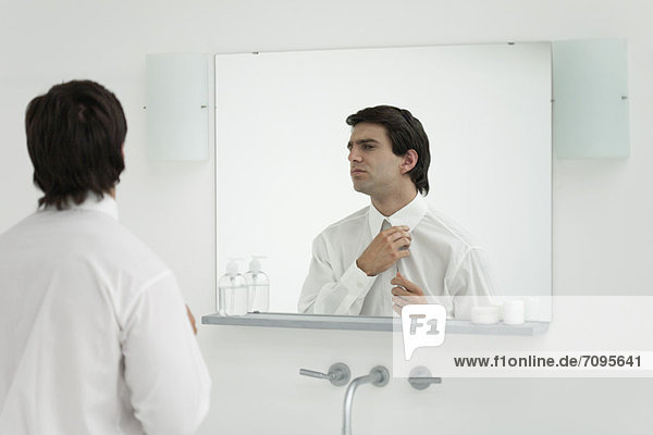 Mann verstellbarer Hemdkragen im Spiegel
