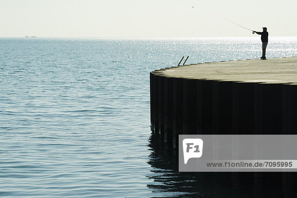 Lachsfischer am Ufer des Lake Michigan Chicago Lake View