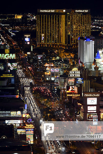Nachtaufnahme  The Strip  Luxushotel Cosmopolitan  New York New York  Mandalay Bay  Excalibur  Las Vegas  Nevada  Vereinigte Staaten von Amerika  USA