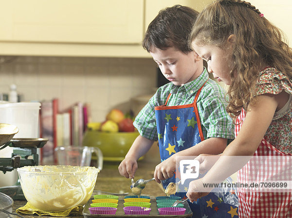Kinder beim gemeinsamen Backen in der Küche