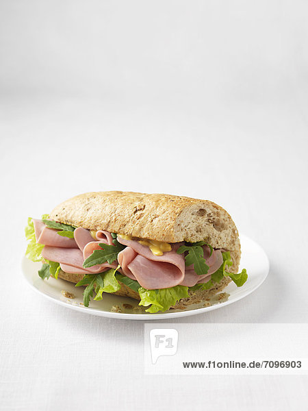 Schinken-Rucolasalat-Sandwich