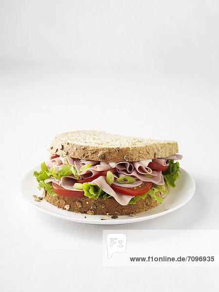 Schinken-Tomaten-Sandwich auf Teller
