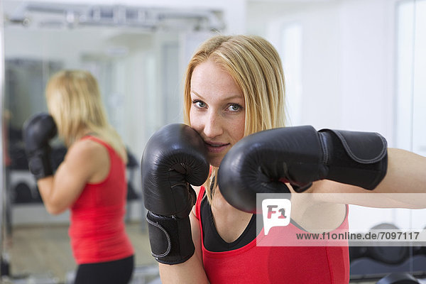 Boxertraining mit Handschuhen im Fitnessstudio