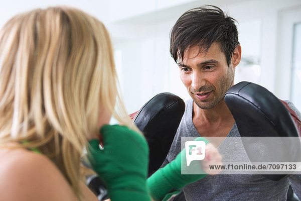 Boxerübungen mit Trainer im Fitnessstudio
