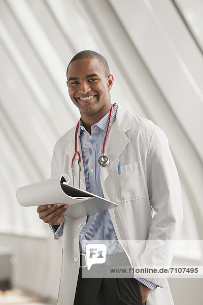 Maultasche  stehend  lächeln  Arzt  schwarz