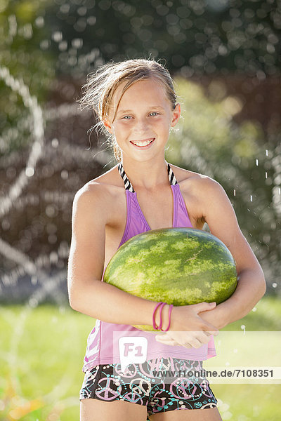 Europäer  halten  Wassermelone  Mädchen