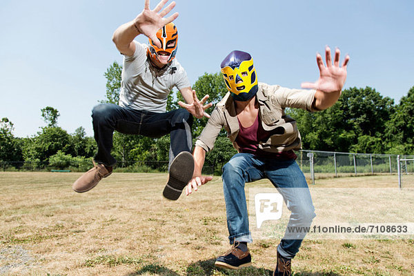 Zwei junge Männer mit Wrestling-Masken