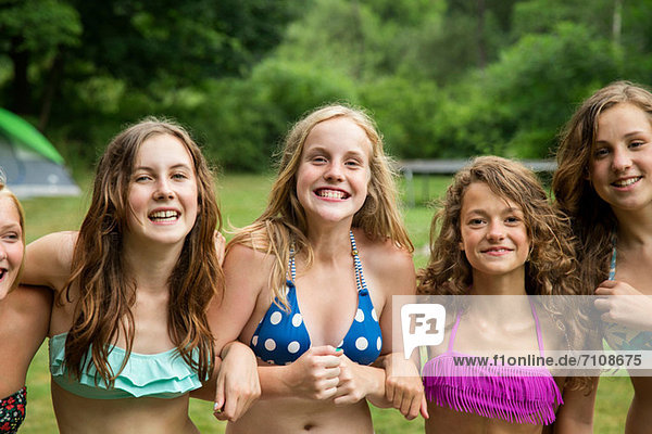 Portrait von Mädchen in Bikini-Tops