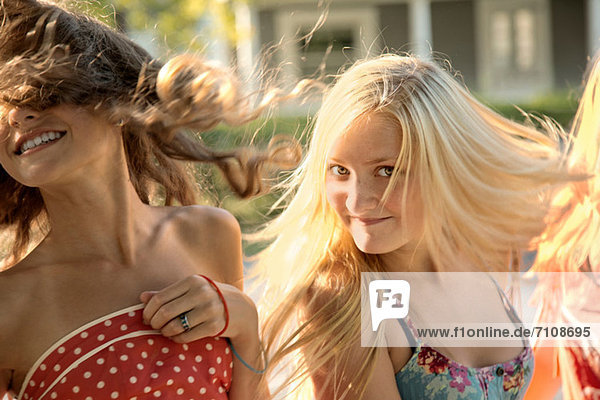 Mädchen mit langen Haaren im Sonnenlicht