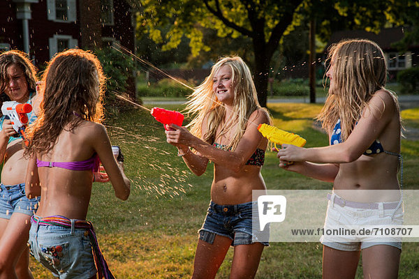 Mädchen im Wasserkampf mit Wasserpistolen