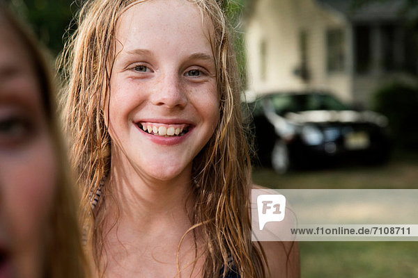 Porträt eines blonden Mädchens mit nassen Haaren