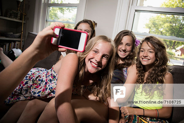 Gruppe von Mädchen  die mit Fotohandy fotografiert werden