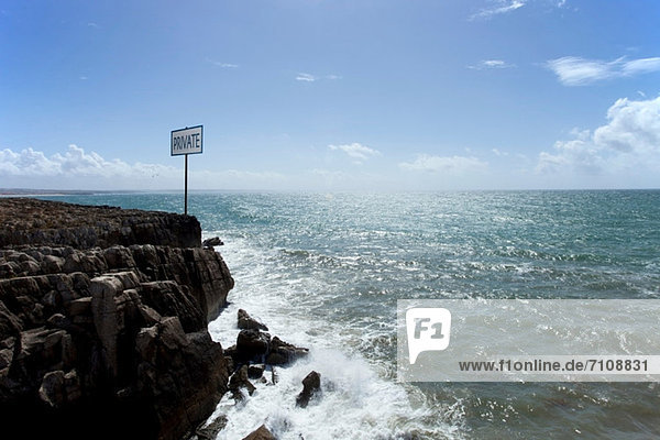 Privates Schild auf Felsen am Meer  Peniche  Portugal