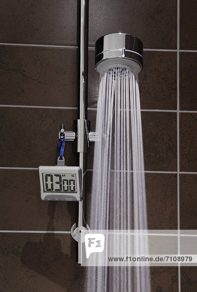 Dusche mit Zeitschaltuhr und fließendem Wasser