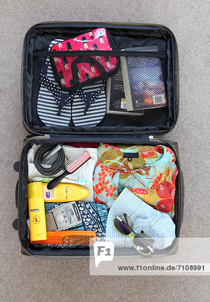 Koffer verpackt für den Urlaub