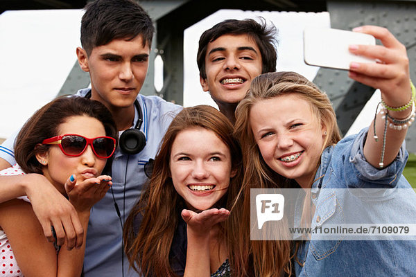 Teenager-Freunde fotografieren sich mit dem Smartphone