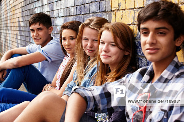 Teenager sitzen in einer Reihe