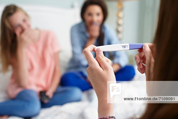 Teenager Mädchen mit Schwangerschaftstest