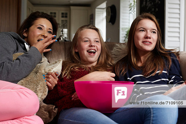 Teenager-Mädchen beim Film mit Popcorn