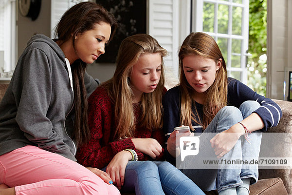 Teenager-Mädchen schauen auf ein Handy