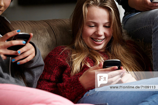 Teenager-Mädchen mit Smartphones