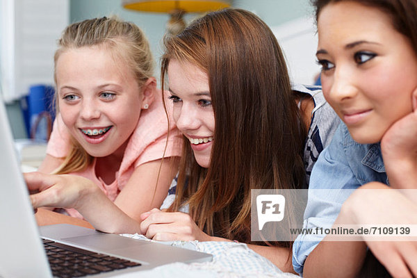 Teenager-Mädchen auf dem Laptop