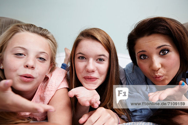 Drei Teenager-Mädchen beim Küssen