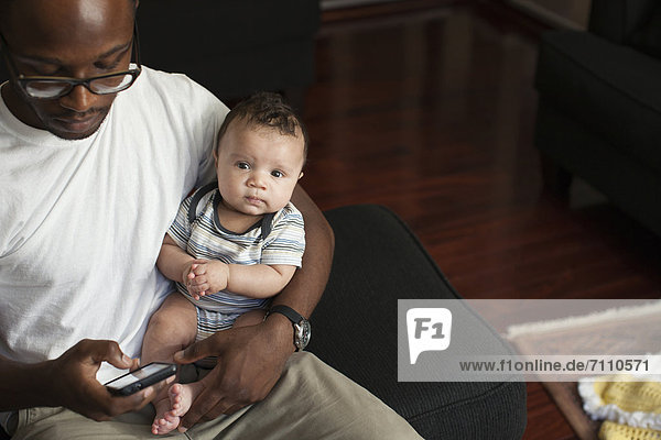 Handy  Menschlicher Vater  halten  Text  Kurznachricht  Baby