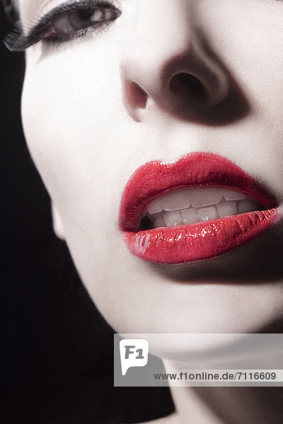 Junge Frau mit rotem Lippenstift,  close-up, mund