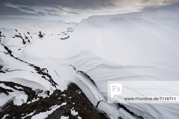 Zugeschneiter Flusslauf  Winterlandschaft  Gletscher Vatnajökull  Hochland  Island  Europa
