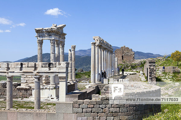 Trajaneum  antike Stadt Pergamon  Bergama  Türkei