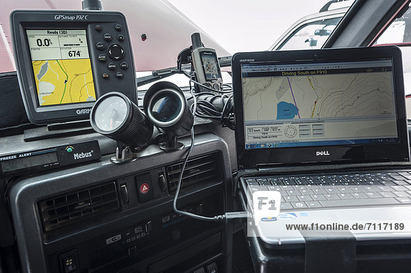 Cockpit von innen  Innenausstattung  Technik  Super Jeep  GPS  Navi  Laptop  Island  Europa
