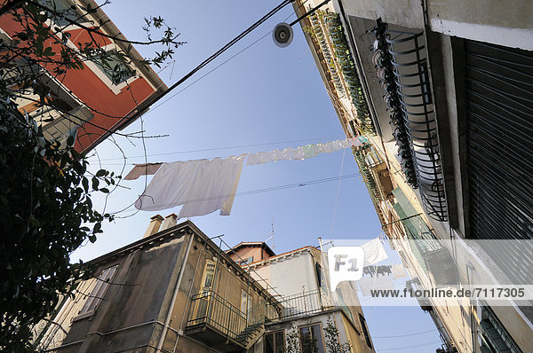 zwischen inmitten mitten Europa waschen Gebäude hängen trocken Venedig Venetien Wäsche Castello Italien
