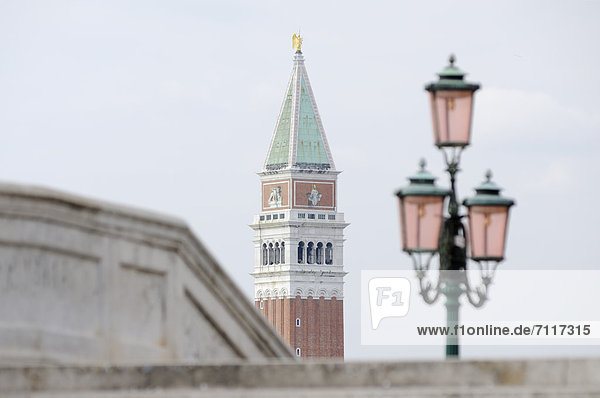 Straßenlaterne  Markusturm Campanile San Marco  Venedig  Venezia  Venetien  Italien  Europa